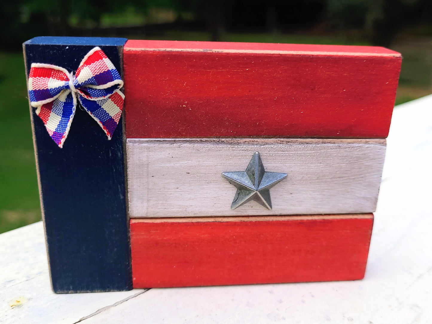 Sesquicentennial Star Shelf Décor